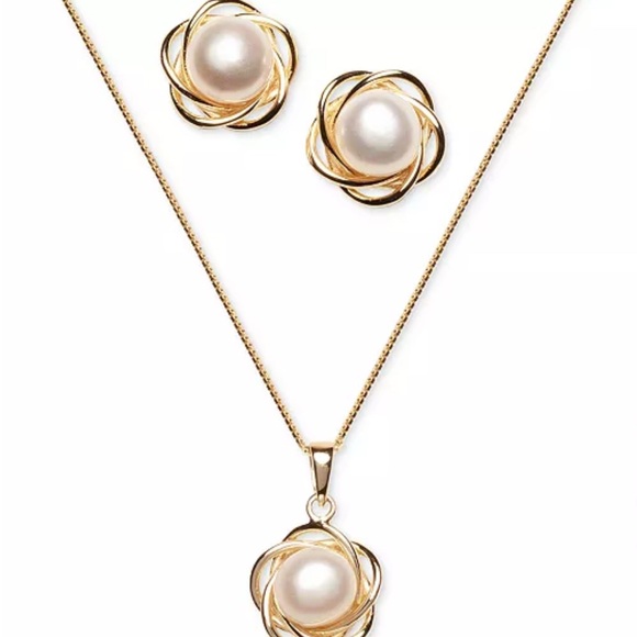Elegant Gold and Pearl Jewelry Set